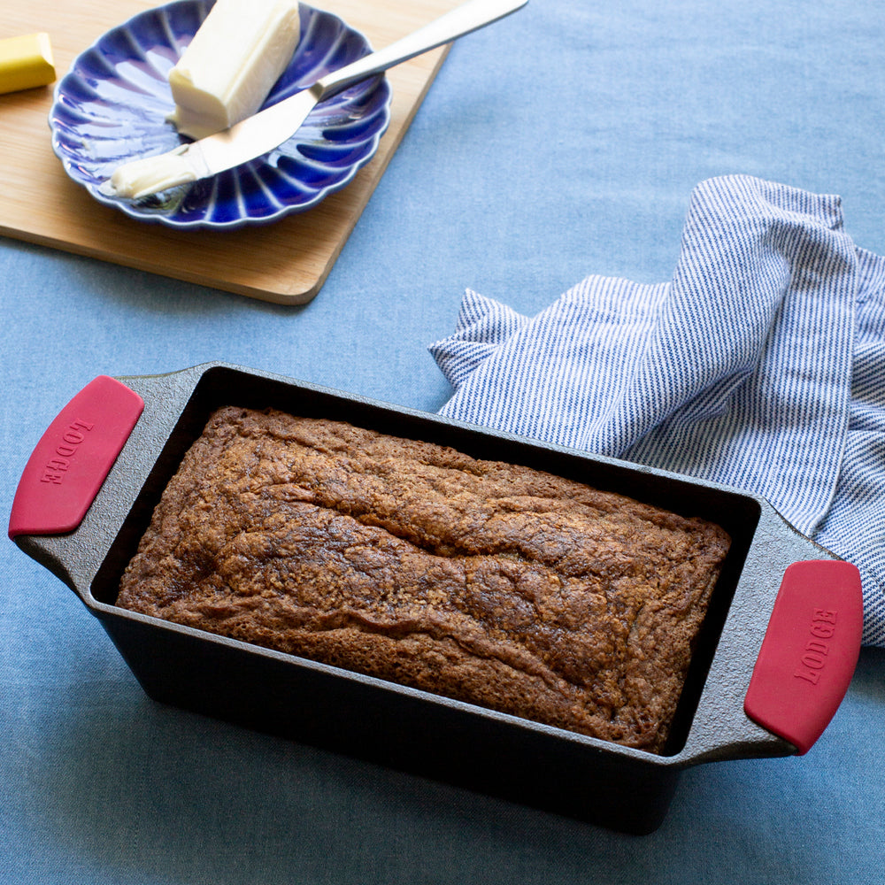 Lodge's Cast Iron Loaf Pan Is the Perfect Way to Kick Off Fall Baking—and  It's on Sale